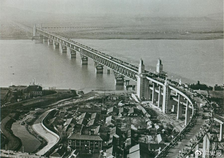 1968年12月29日， 南京長江大橋全面建成通車。這是當(dāng)時(shí)中國自行設(shè)計(jì)建造的最大的鐵路、公路兩用橋。
